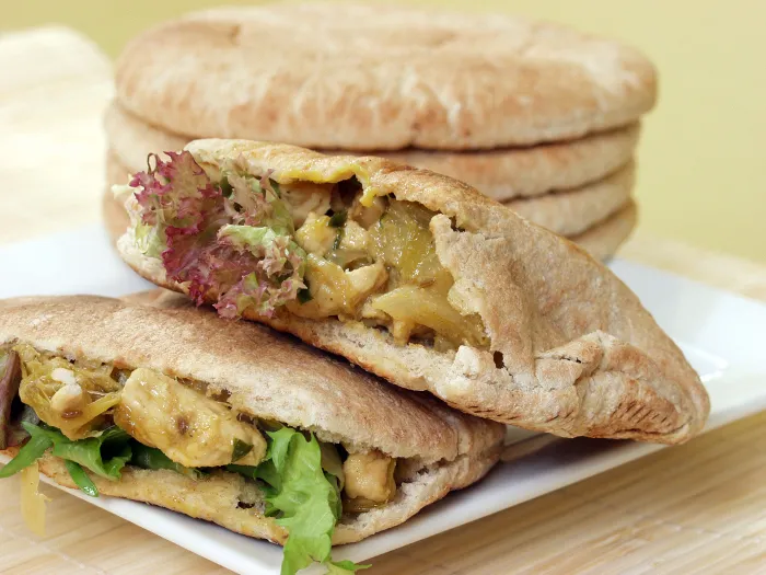 Pita au poulet au curry