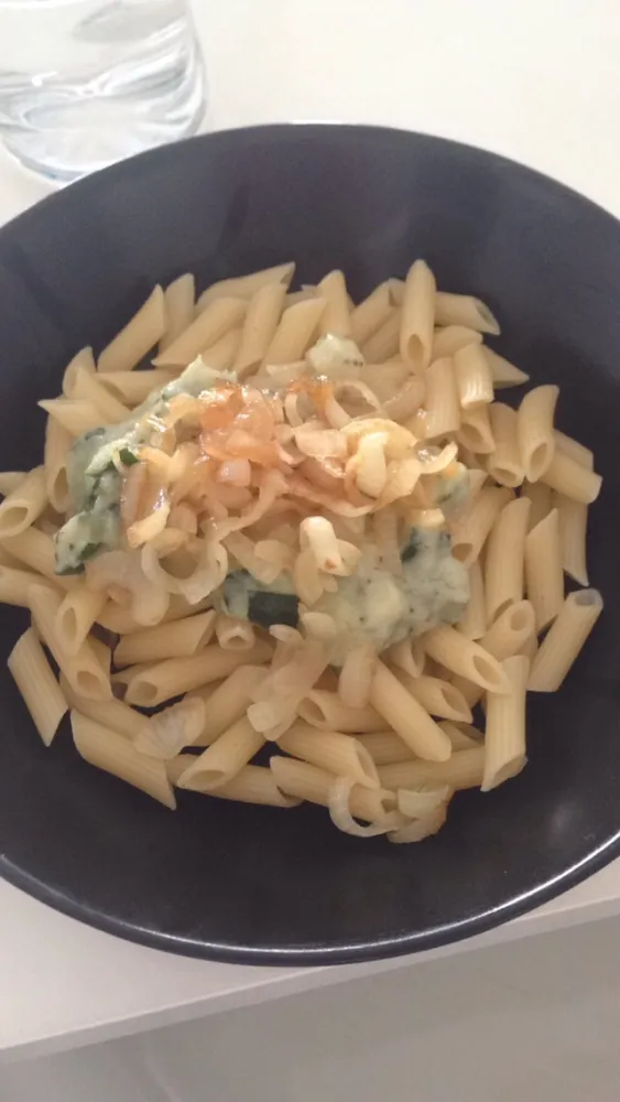 Penne à la crème de courgettes et aux oignons caramélisés