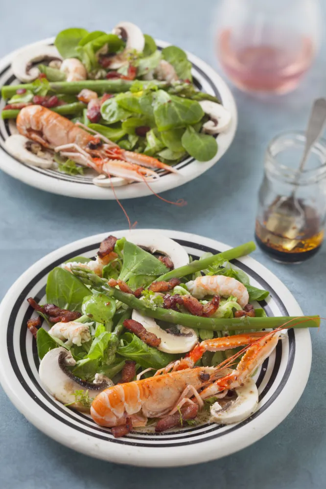 Salade de printemps avec des langoustines.