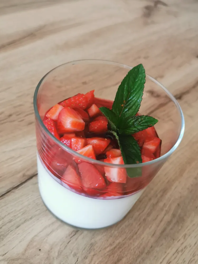 Panna cotta fraises, verveine et hibiscus