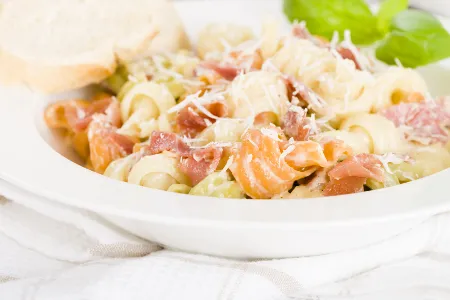 Pâtes au jambonneau et à la tomate