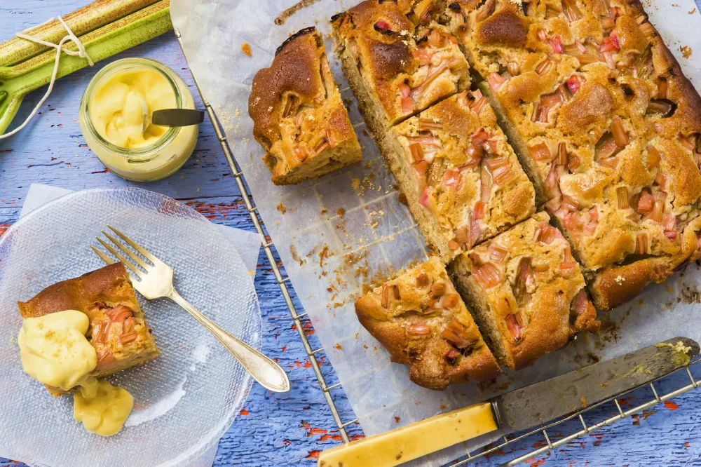 Gâteau à la rhubarbe et aux noisettes