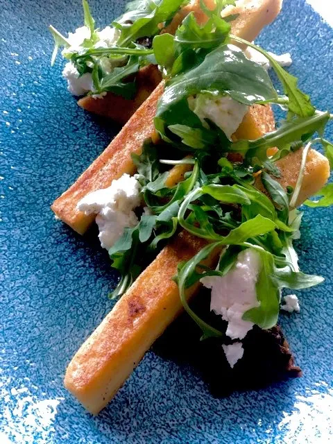 Panisse, caviar de courgettes, roquette et chèvre frais de Julia Sedefdjian