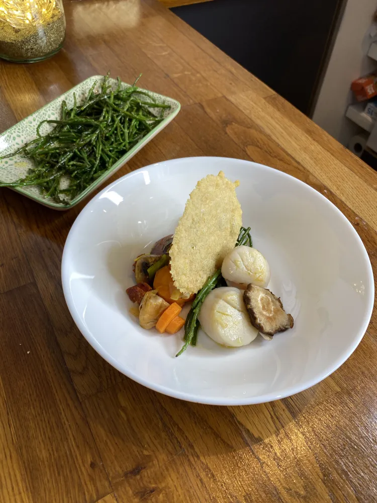 Saint-jacques snackées et ses petits légumes