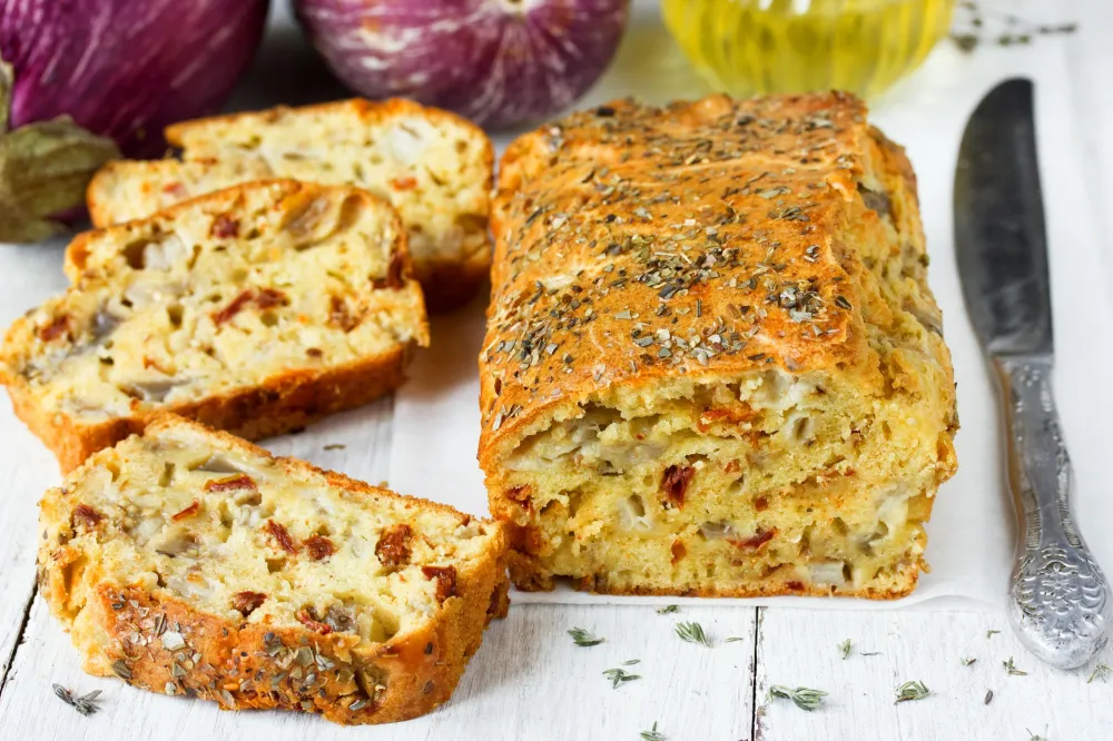 Cake salé aux tomates séchées, chèvre et graines