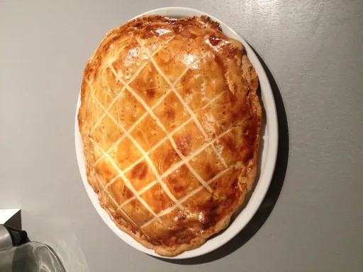 Tourte aux émiettés de confit de canard et pommes de terre aux herbes de Provence