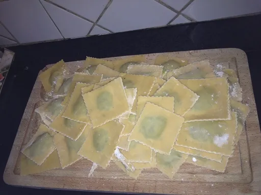 Raviolis épinard-chèvre, sauce parmesan