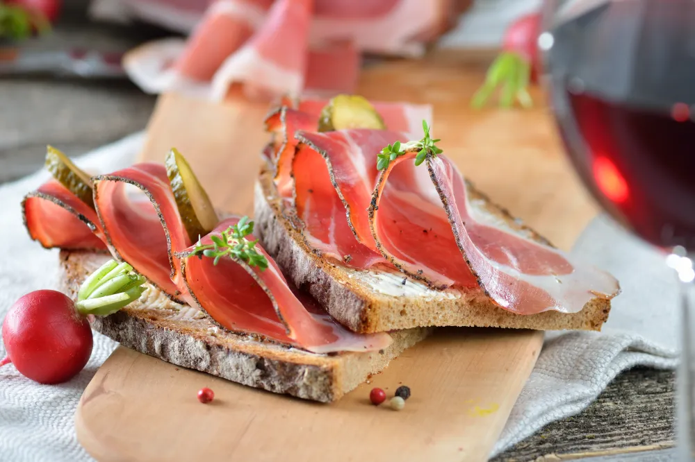 Tartine de chèvre frais et jambon cru