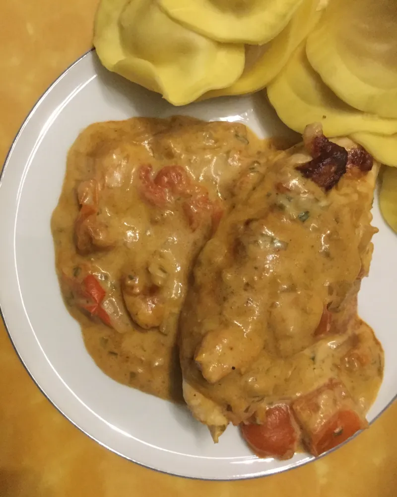 Emincés de poulet, sauce cremeuse au \pekèt liégeois\