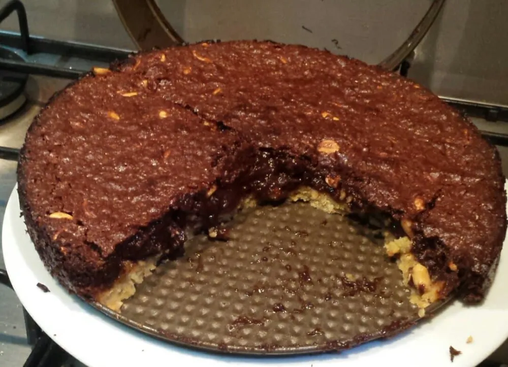 Fondant-brownies au chocolat-cacahuète sur son croustillant cacahuète