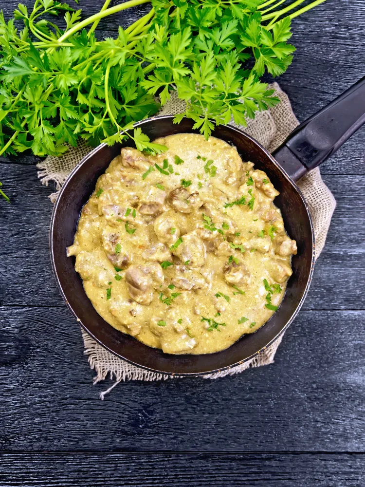 Dés de poulet moelleux aux endives, champignons et lardons