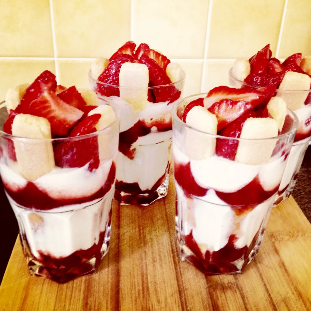 Verrines au fromage blanc au coulis de fruits rouges, fraises et biscuits à la cuillère