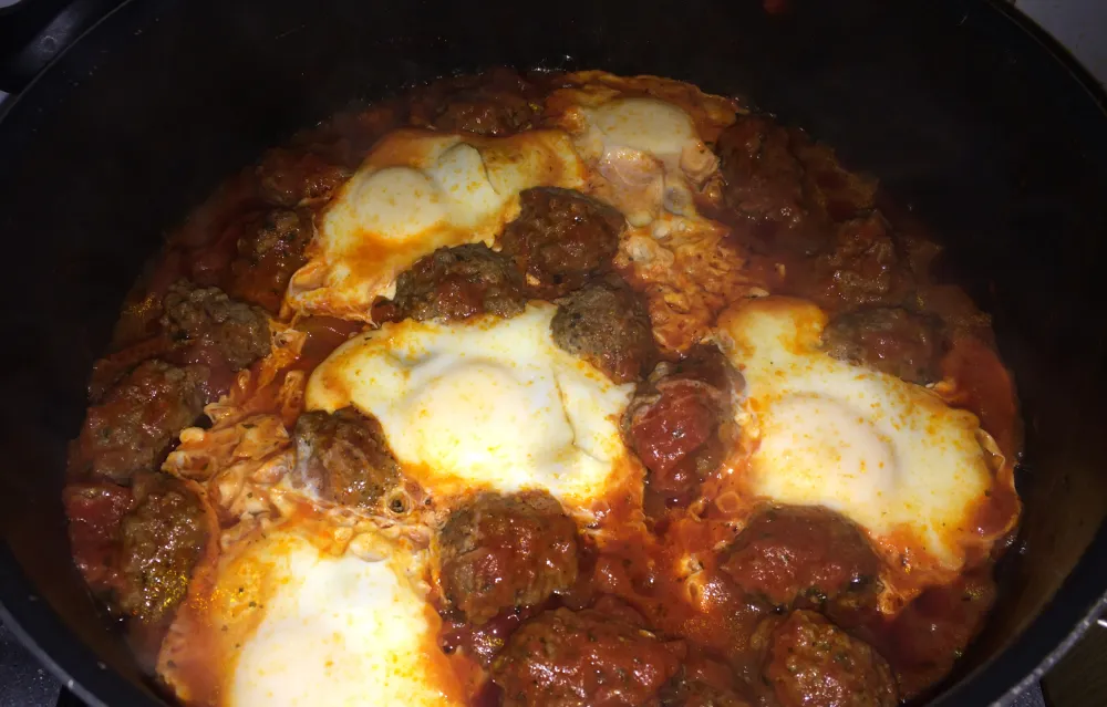 Tajine de kefta aux oeufs et petits pois