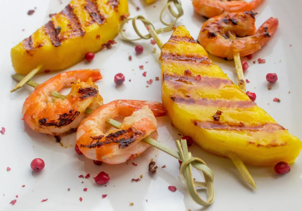 Brochettes aux crevettes et mangue au miel