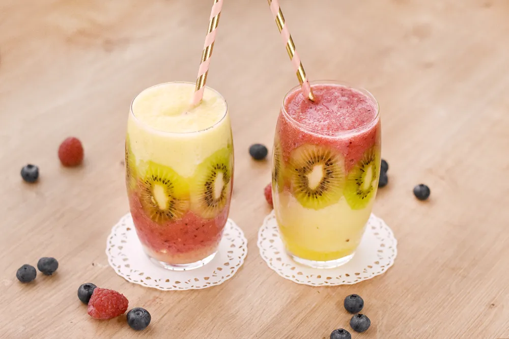 Smoothie bicolore avec morceaux de fruits