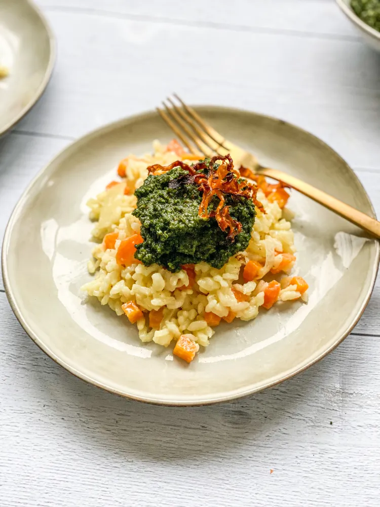 Risotto zéro déchet aux carottes et pesto de fanes