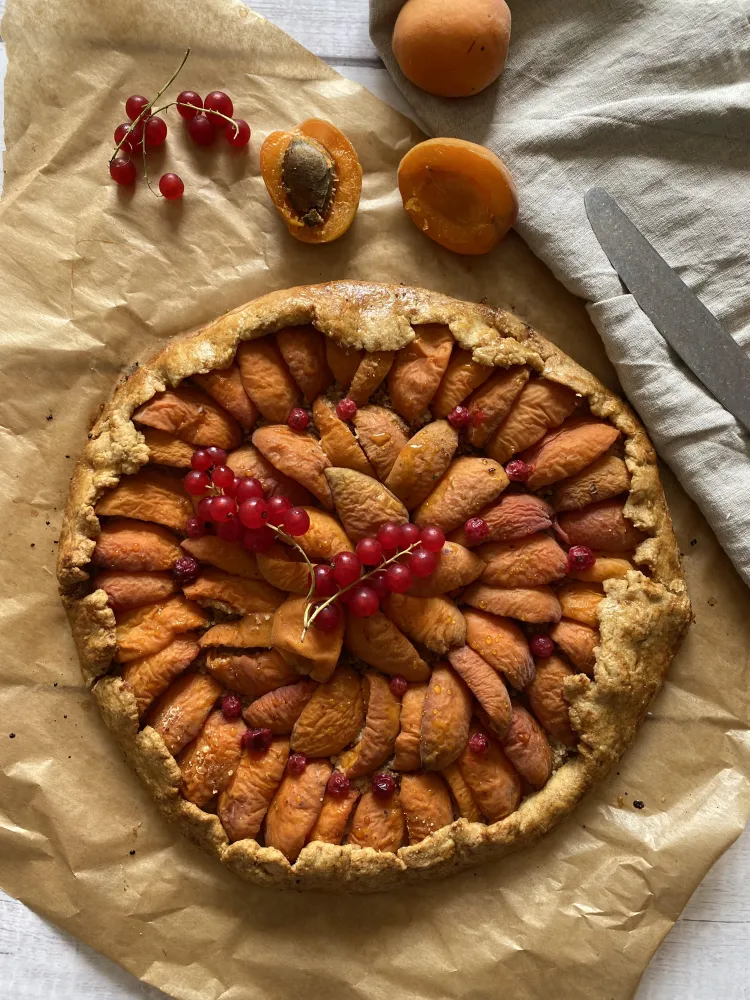 Tarte rustique abricots et groseilles