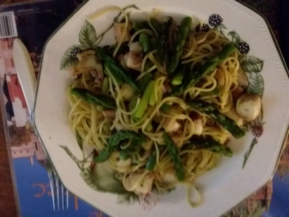 Linguine sautées au poulpe et asperges vertes