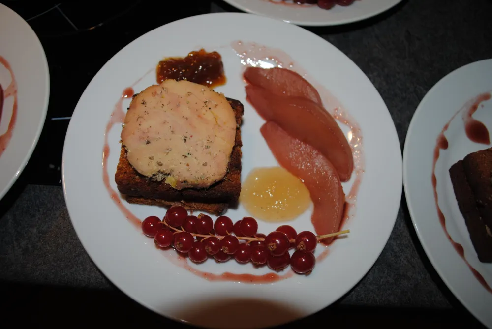 Millefeuille de foie gras et poire pochée