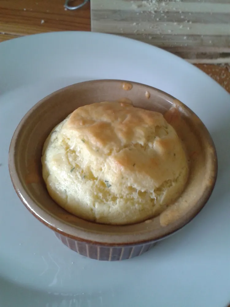 Soufflé knacki, boursin et gruyère