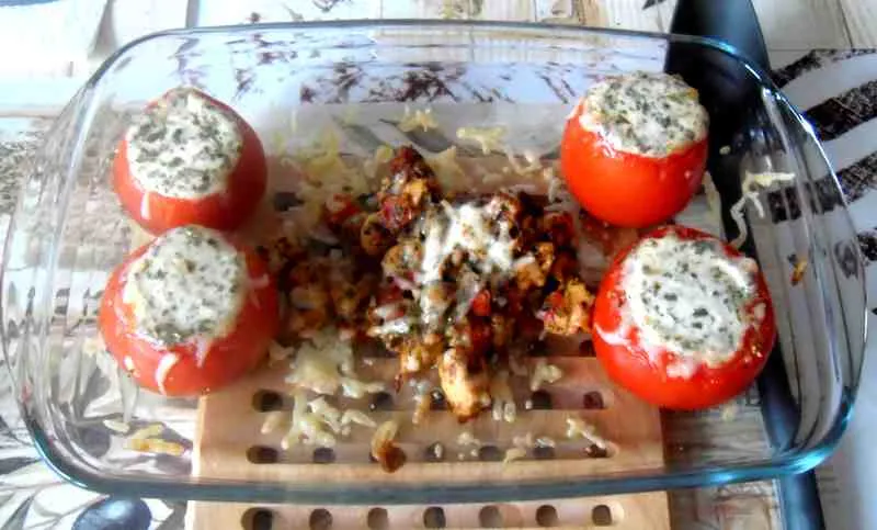 Tomates farcies au poulet et gruyère