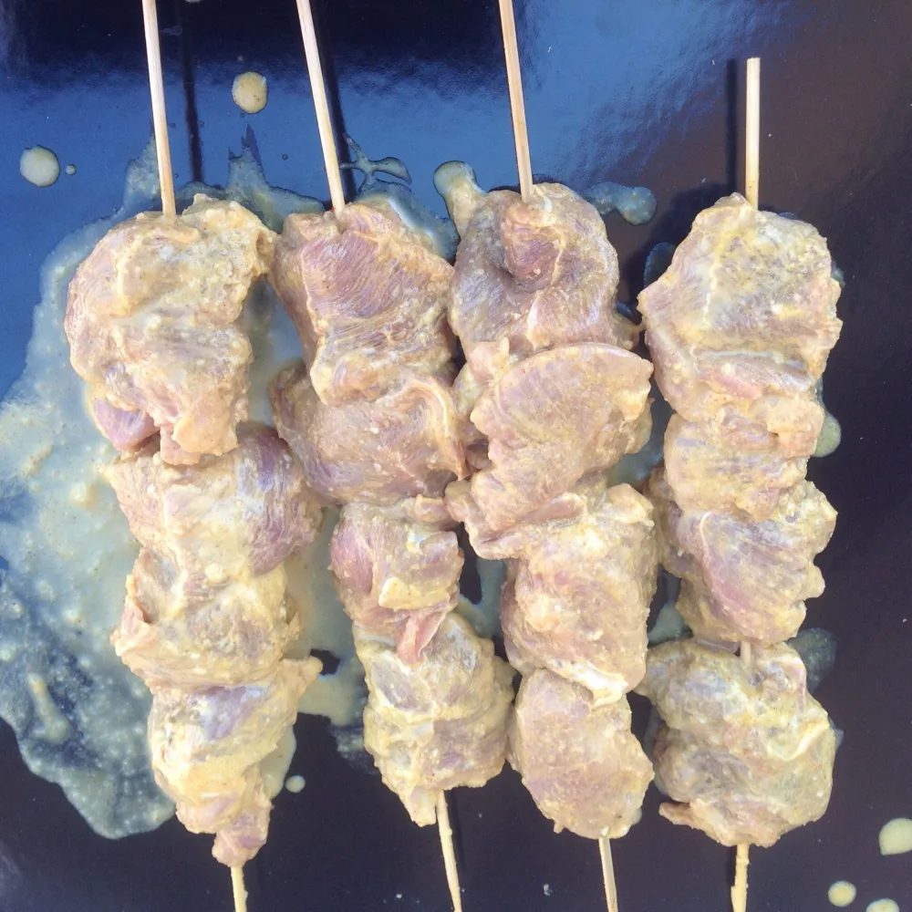 Sot-l’y-laisse de dinde en brochettes marinées au curry, lime et coco