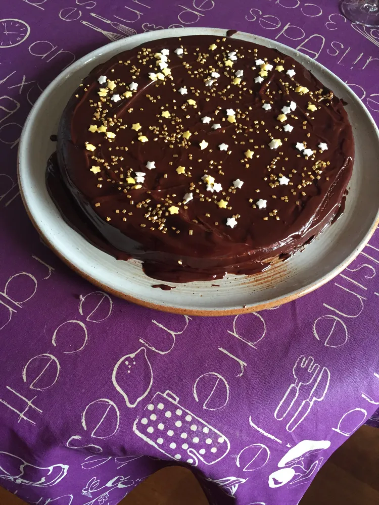 Gâteau à la cannelle et à lorange (glaçage chocolat)