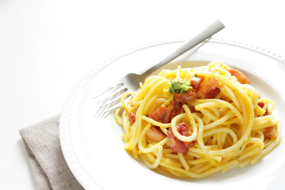Spaghetti à la crème et aux lardons au wok