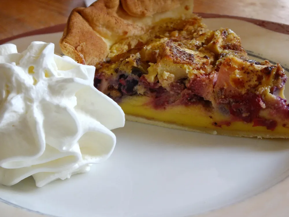 Flan au lait concentré à la fraise et aux fruits