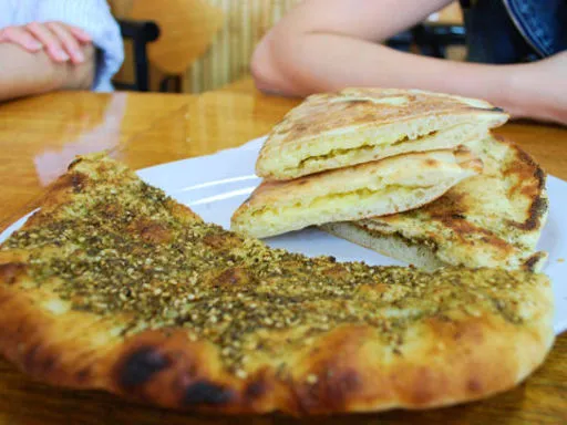 mannouché zaatar (pizza libanaise au thym)