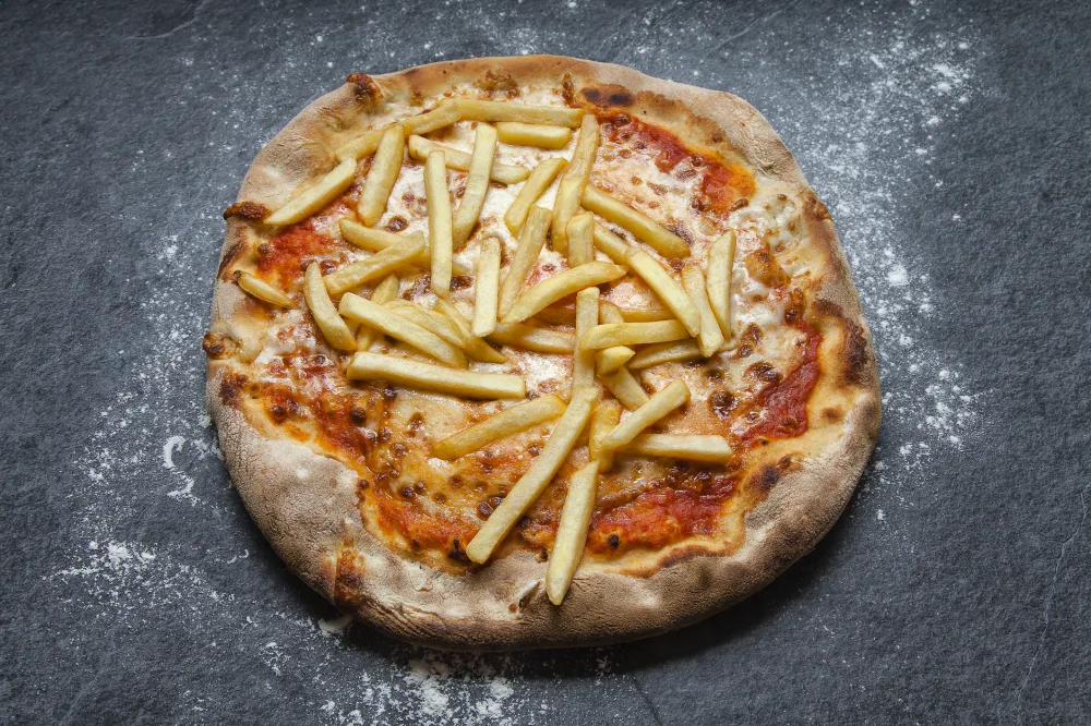 Pizza frites et fromage de Herve