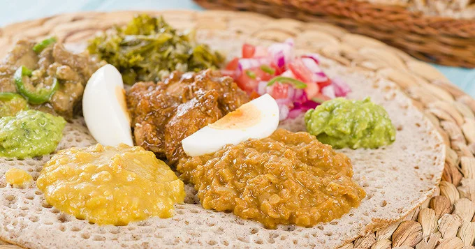 Doro wat sur injera ou ragoût de viande épicé à l’éthiopienne