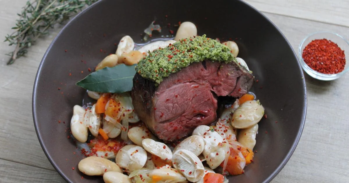 Filet d'agneau en croûte d' herbes, ragoût de haricot de Soissons