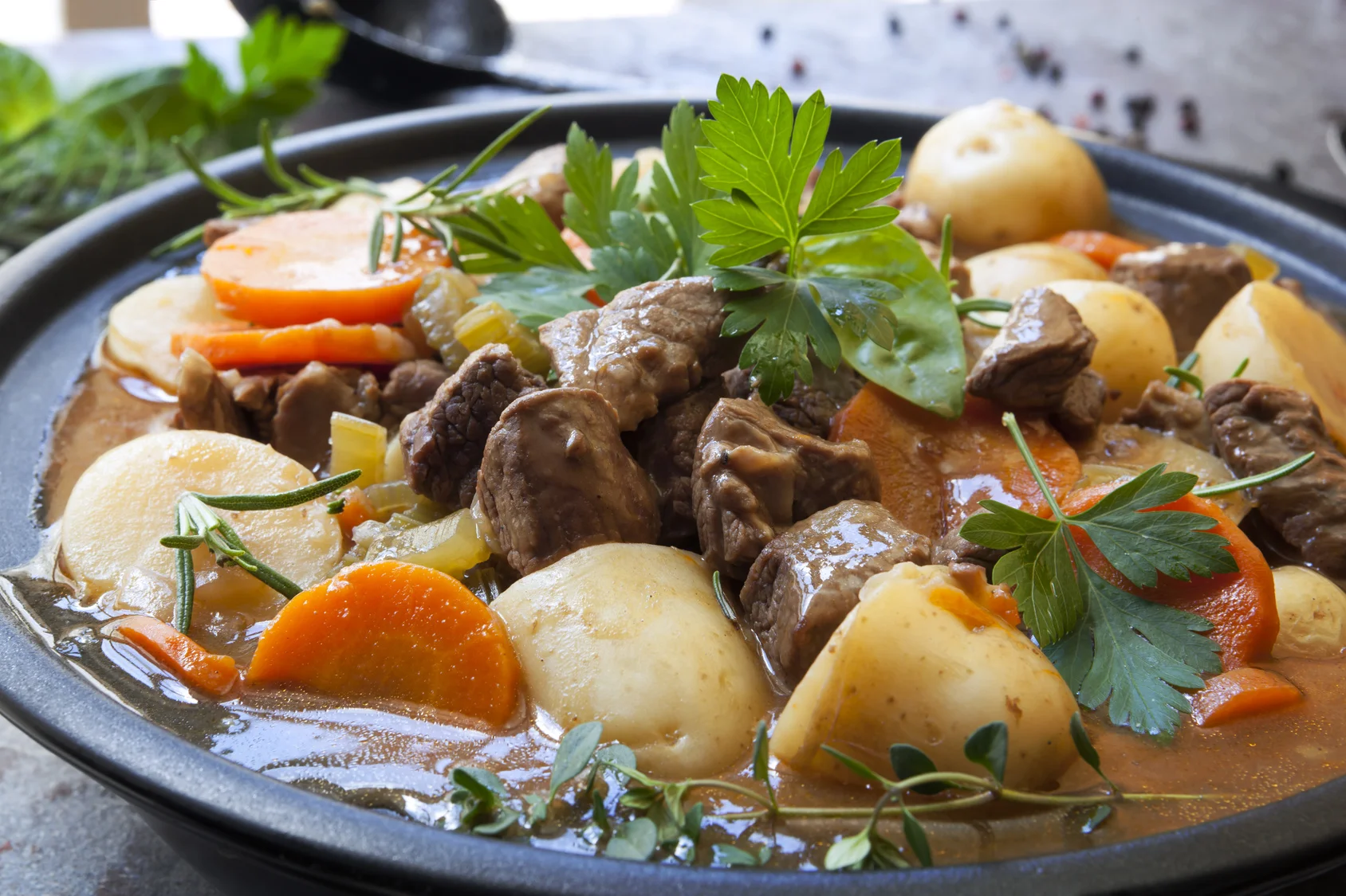 Ragoût d'agneau et pommes de terre en cocotte