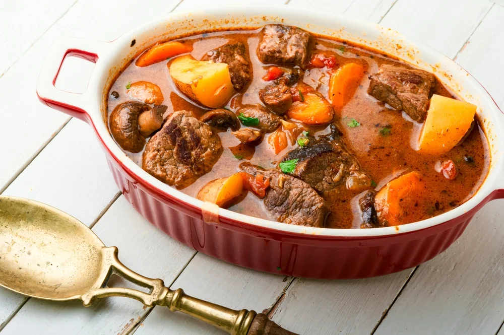 Ragoût de boeuf aux carottes et purée aux herbes