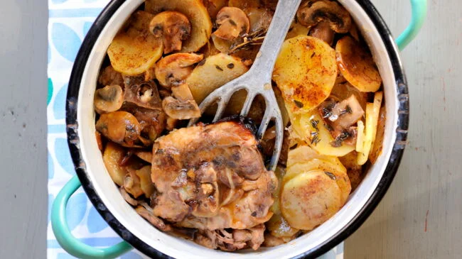 Ragoût de collier d’agneau aux pommes de terre et champignons de Paris