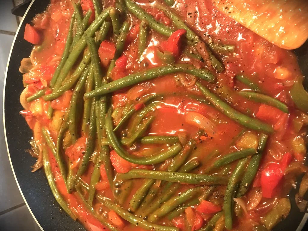 Ragoût de haricots verts aux tomates et aux oignons